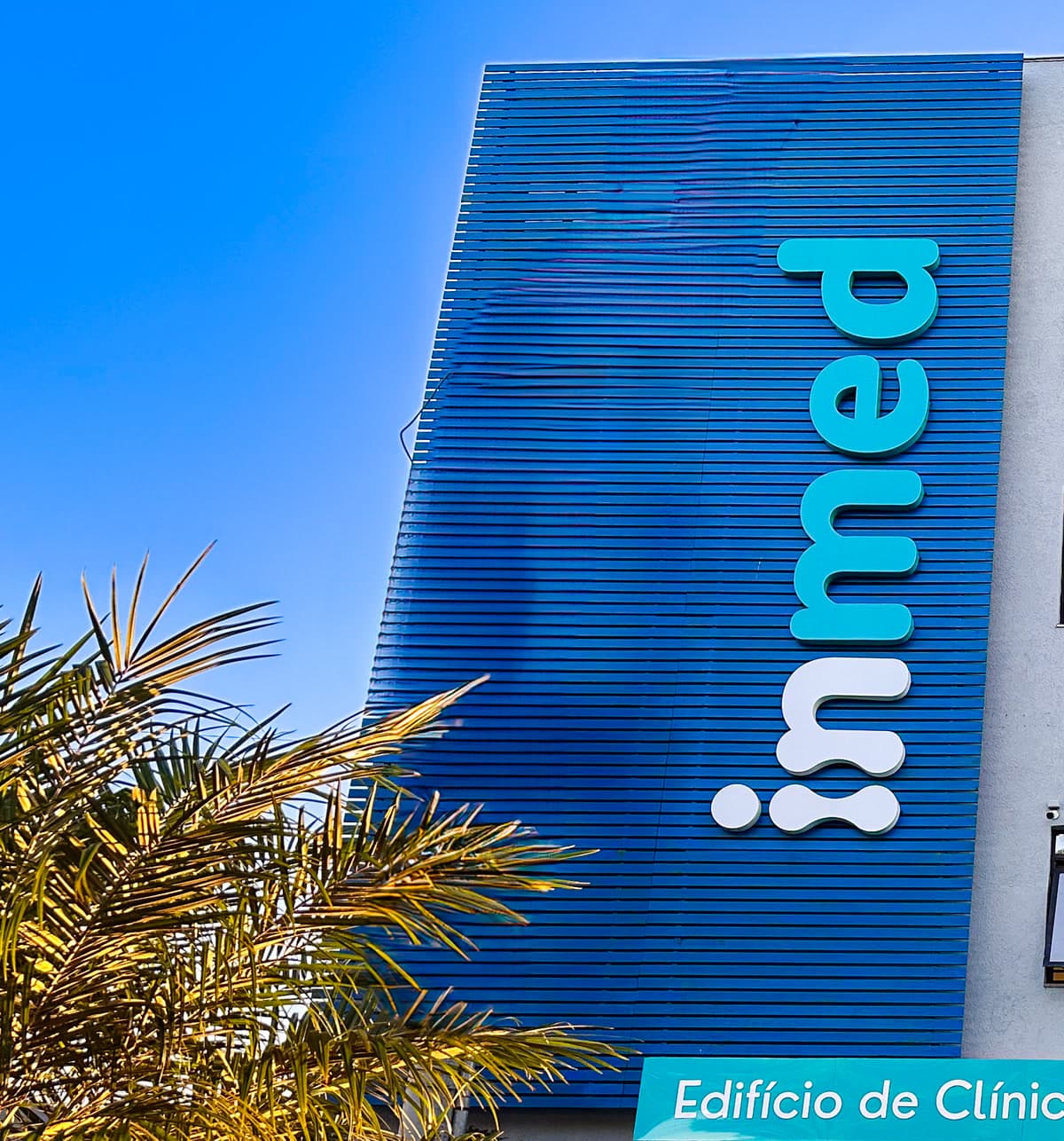 Fachada da inmed, no Recanto das Emas, com o painel azul e o letreiro