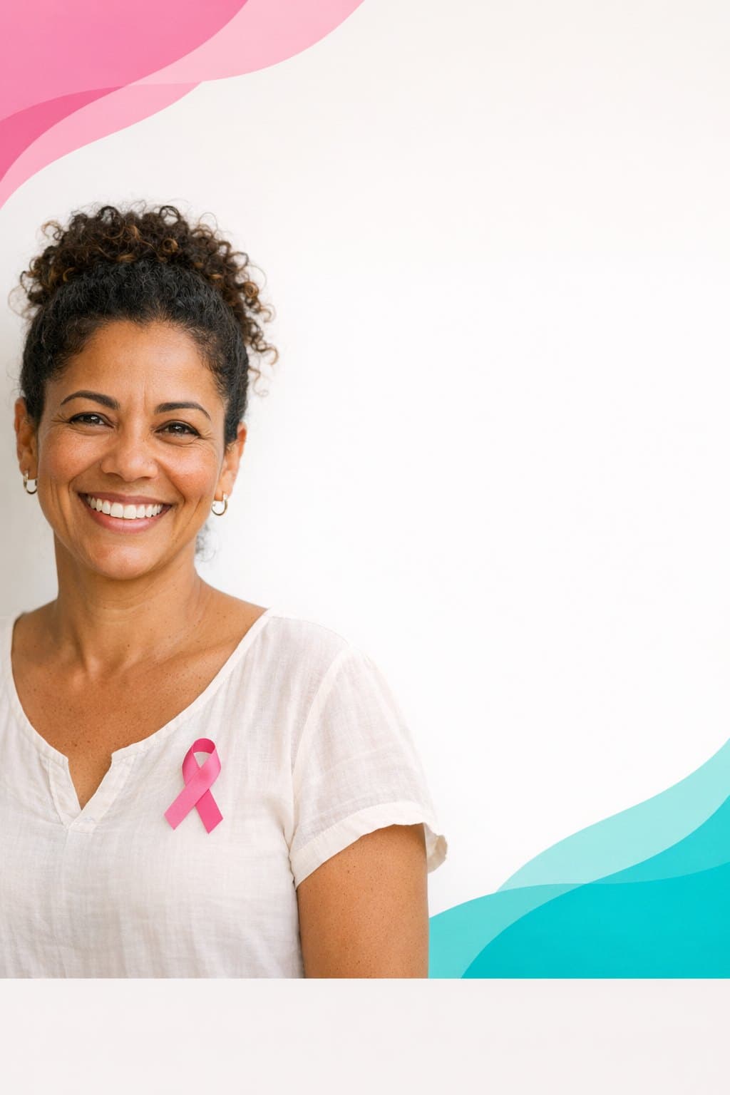 Mulher sorrindo com o laço rosa do Outubro Rosa na blusa